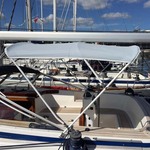 Sonnenverdeck Chic mit 3 Bögen in grau, montiert auf einem Segelboot.