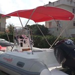 Bimini-Top Royal mit 3 Bögen in rot, montiert auf einem Schlauchboot