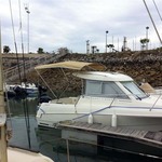 Bimini-Top Sport mit 3 Bögen in beige, montiert auf einem Kabinenboot