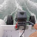 Railblaza C-TUG Schlauchbooträder / Dinghy Wheels an einem weißen Schlauchboot hochgeklappt während der Fahrt