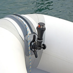 Railblaza iPS LED Zweifarben-Positionslicht an einem Schlauchboot mit CleatPort