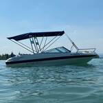 Bimini-Top Superior mit Geräteträger in Marine Blue montiert auf einem Sportboot