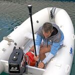 Railblaza NaviPack bei der Montage auf einem Dinghy