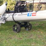 Railblaza C-TUG Transportwagen / Slipwagen für Kayaks und Kanus auf einer Wiese