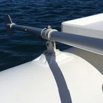 Railblaza Rowlock in weiß montiert auf einem Schlauchboot