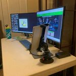 Railblaza ScreenGrabba auf einem Schreibtisch als Tablet Halter