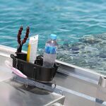 Railblaza StowPod Staubehälter montiert an einem Gunwale