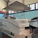 Bimini-Top Superior mit Geräteträger montiert auf einem Sportboot